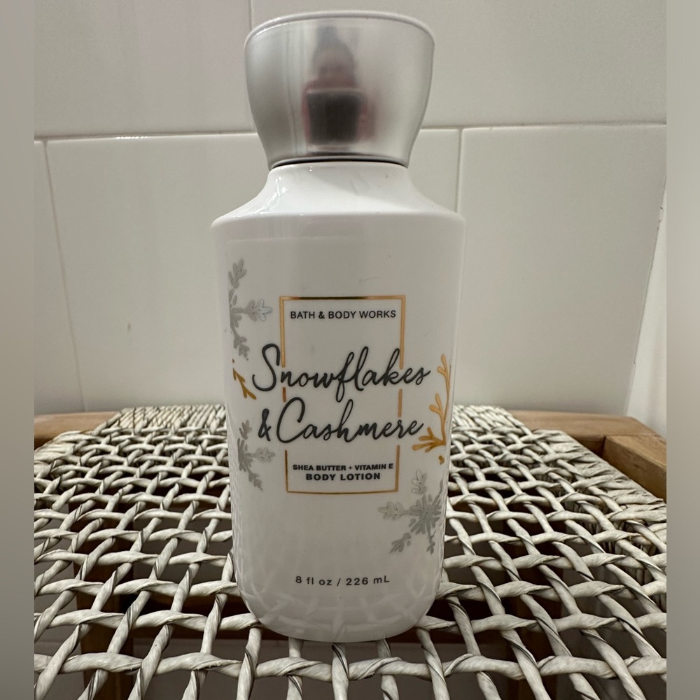 NWT Bath & Body Works Snowflakes & Cashmere Body Lotion